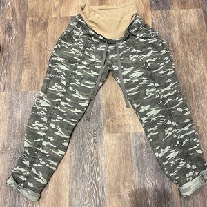 Maternity camo cropped pants
